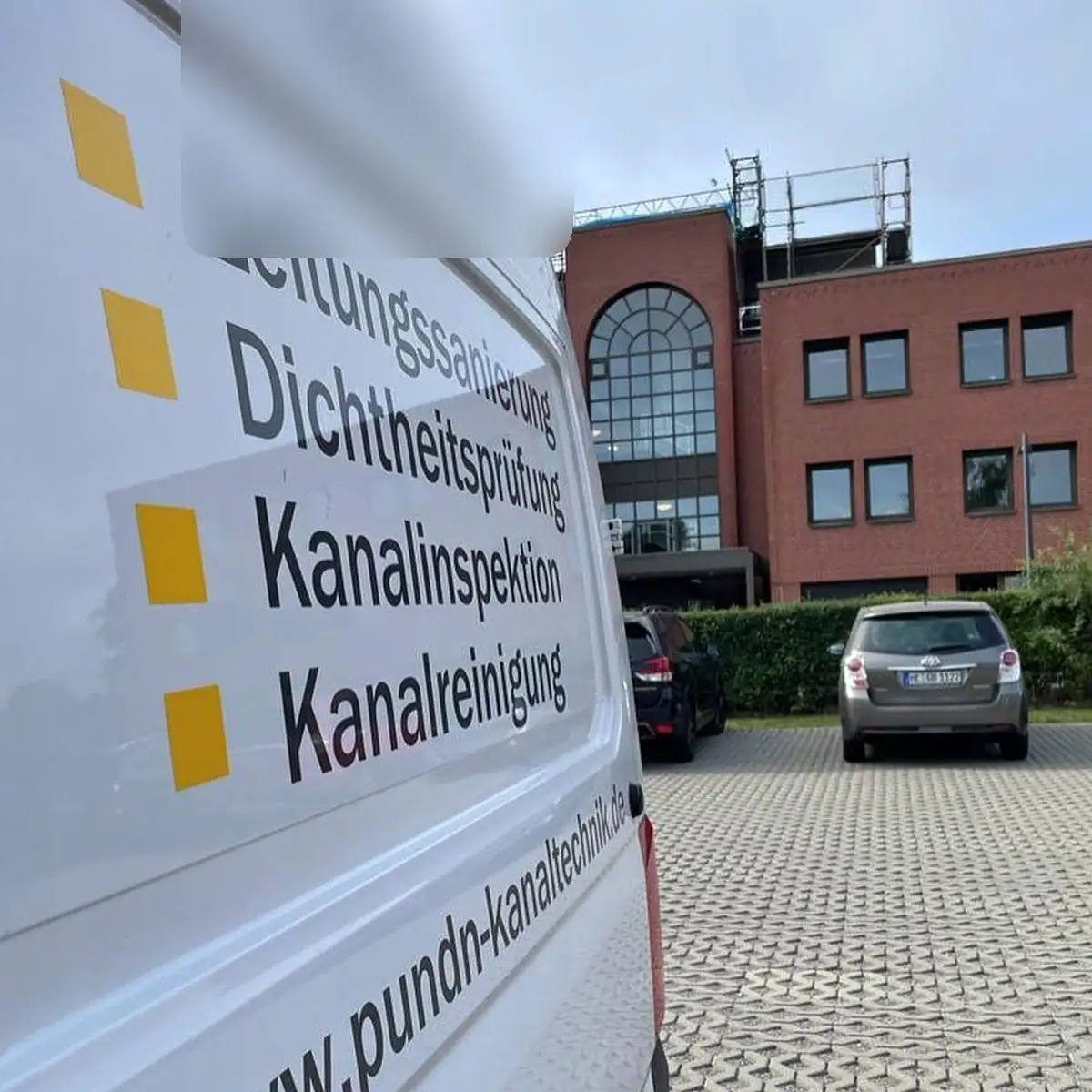 Einsatzfahrzeug des Partnerbetriebs P&N Kanaltechnik mit Leistungsbeschriftung