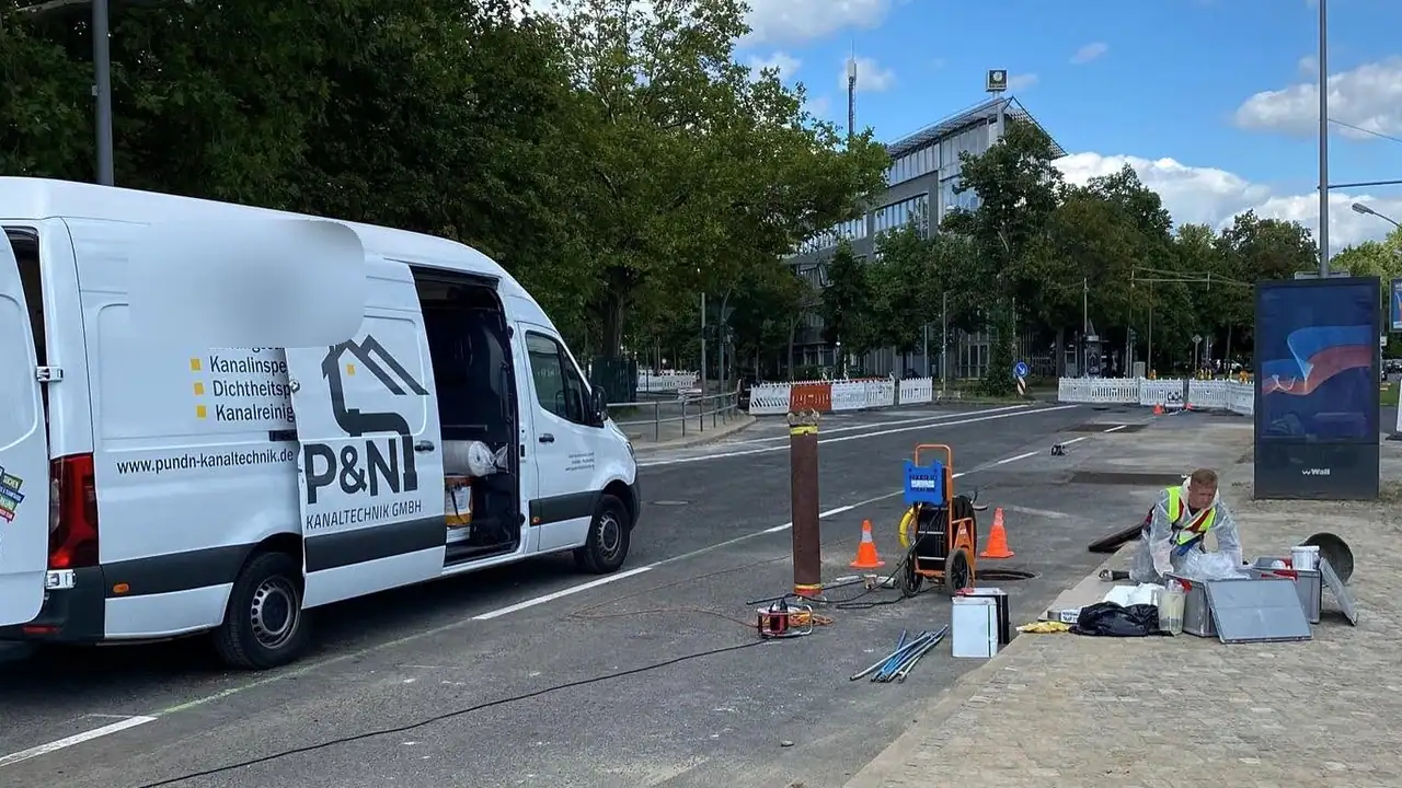 Baustelle mit Transporter des Partnerbetriebs P&N Kanaltechnik am Straßenrand