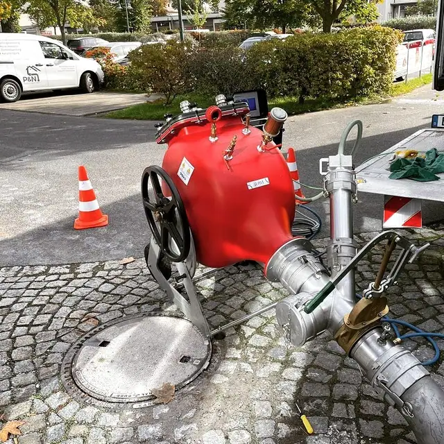 Linertrommel am geöffneten Schacht bei einem Einsatz des Partnerbetriebs P&N Kanaltechnik