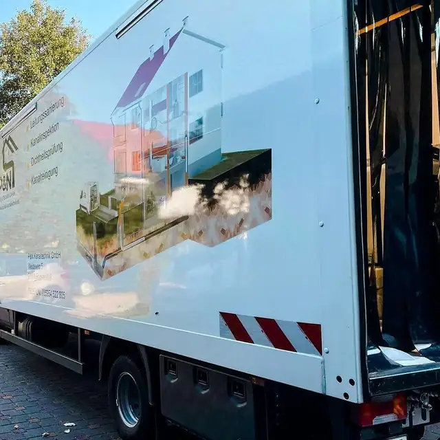 Einsatzfahrzeug des Partnerbetriebs P&N Kanaltechnik vor einem Wohnhaus