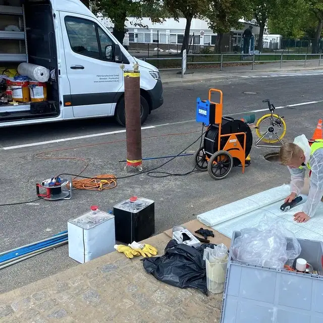 Liner-Zuschnitt am offenen Transporter des Partnerbetriebs